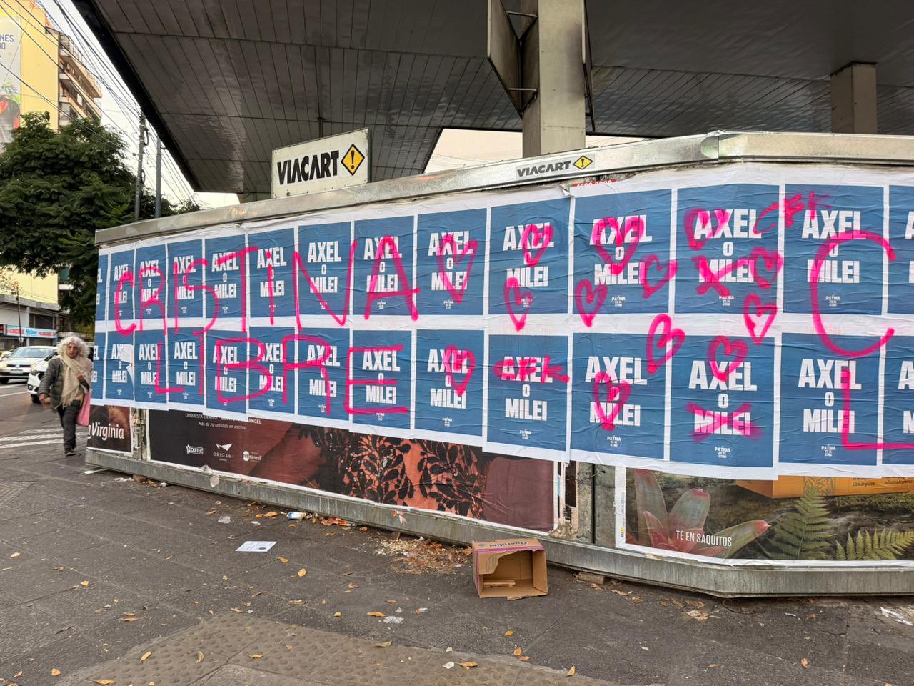 Aparecieron los primeros carteles de Kicillof en CABA y ya se los intervinieron Axel Milei Cfk Libre