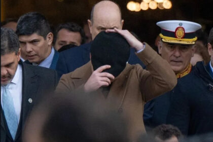 Sherlock Holmes y el misterioso Santiago Caputo caputo holmes