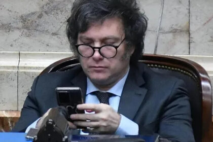 La inflación de agosto podría levantar al Milei tuitero milei celular