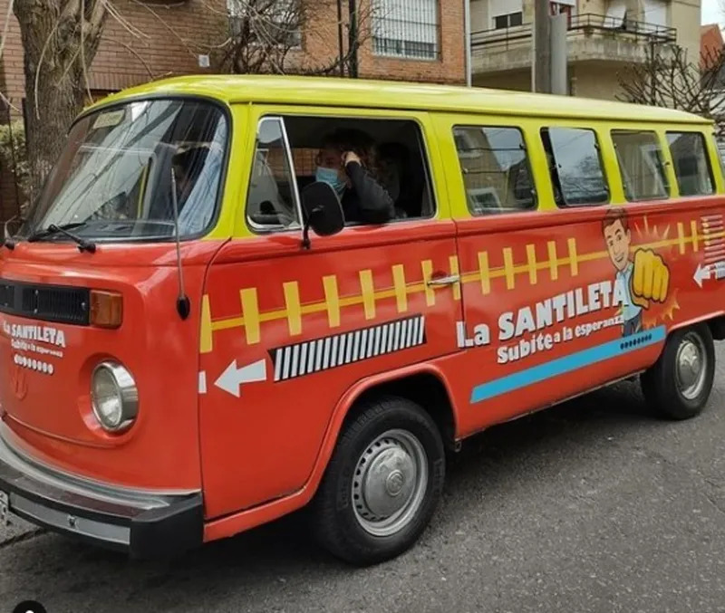 Santilli largó la campaña en la ola de una polémica santileta
