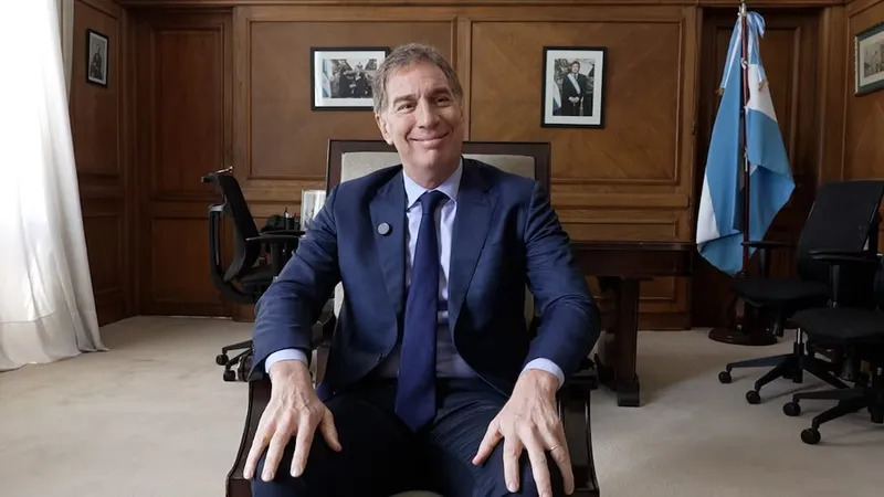 Santilli largó la campaña en la ola de una polémica santilli candidato